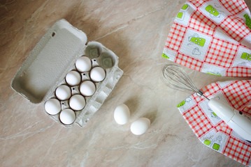 Fototapeta na wymiar Яйца на кухонном столе. Лоток яиц на мраморном столе. 