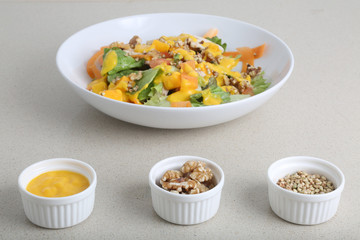 ensalada de mango con toppings