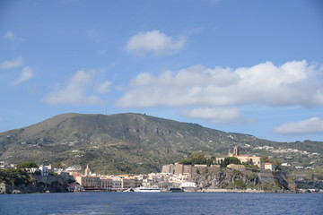 Fototapeta premium Port i wzgórze zamkowe na Lipari