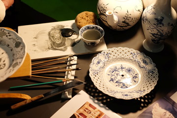 Decorative painting of dishes