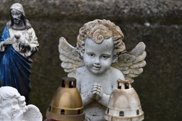 Scupltures of Jesus christ an an angel on a tomb