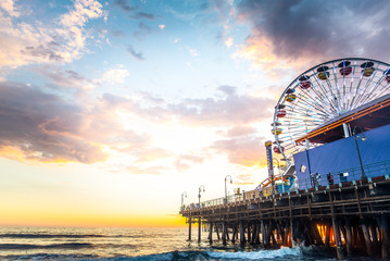Fototapeta premium Molo w Santa Monica o zachodzie słońca