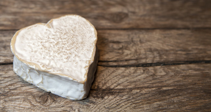 fromage sur fond de bois sp&eacute;cialit&eacute; normande, 