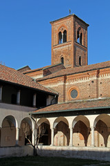 Abbazia di Mirasole; la chiesa e il campanile dal chiostro
