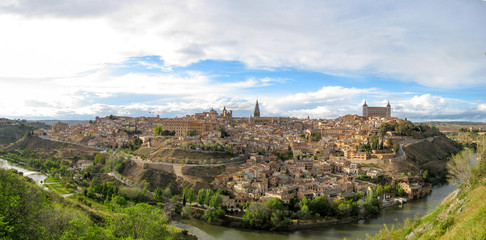 Fototapeta na wymiar panoramic of toledo day from the valley of the river