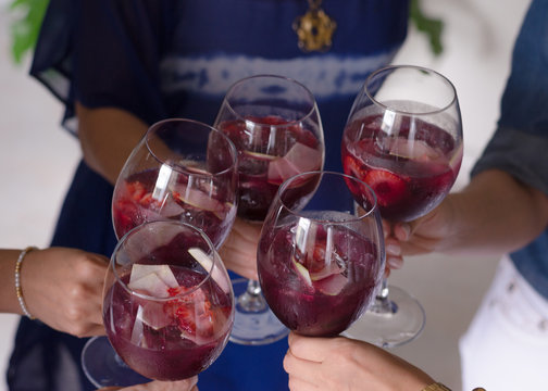 Amigas Brindando Con Sangría Casera De Vino Tinto