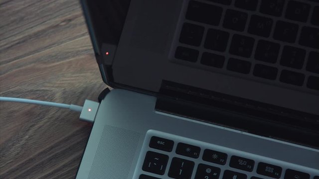4k Charger Connection To Laptop