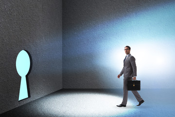 Obraz premium Businessman walking towards keyhole in challenge concept