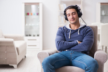 Obraz premium Young man listening to music at home