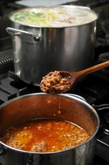 イタリア料理 シェフの手元 パスタ