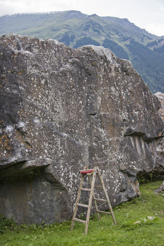 Boulderfels mit Kletterhilfe