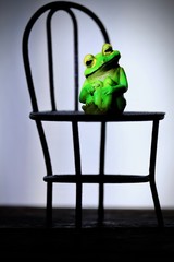 椅子に座るカエル