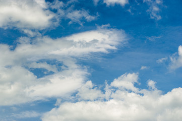 Naklejka premium Nuvole bianche con cielo blu