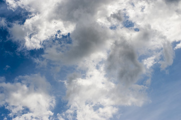 Obraz premium Nuvole scure sul cielo blu