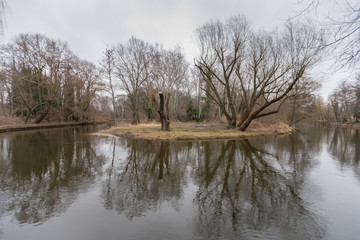 Die Nuthe in Potsdam an einem bedeckten Frühlingsmorgen