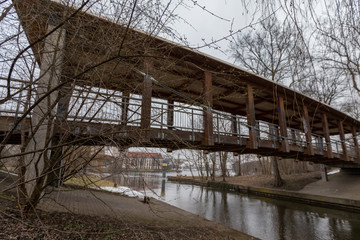 Kleine Brücke über die Havel in Potsdam an einem bedeckten Frühlingsmorgen