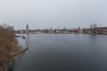 Naklejka premium Die Havel in Potsdam an einem bedeckten Frühlingsmorgen