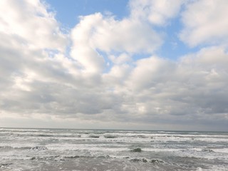 海　海と空　海と空と雲　雲　くも　水平線　海の風景　青空に曇　海に曇　能登　冬の海