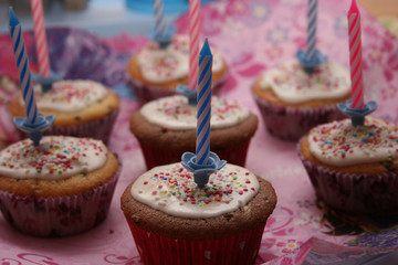 Happy Birthday Geburtstag Muffins Cupcakes mit Kerzen