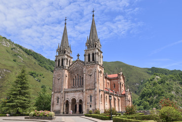 La inmensa catedral de Covadonga, Asturias