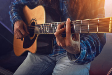 Obraz na płótnie Canvas The musician plays an acoustic guitar.
