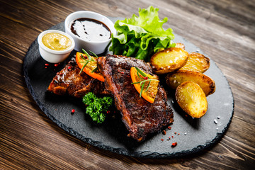 Tasty grilled ribs with vegetables