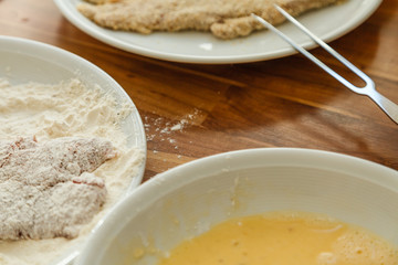 Panieren eines Schweineschnitzels