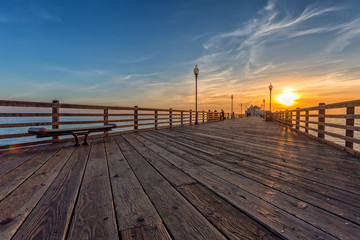 Naklejka premium California Oceanside molo nad oceanem o zachodzie słońca z plaży, cel podróży