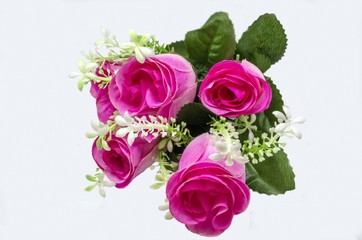 Розовые искусственные розы с мелкими цветками пастушьей сумки