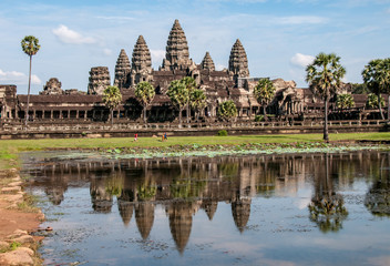 Fototapeta na wymiar Il tempio principale di Angkor Wat in Cambogia
