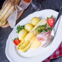asparagus with boiled ham and hollandaise sauce