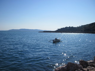 Mare con barca e rematore