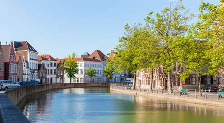Selbstklebende Fototapete Kanal Langerei Canal leading away from centre of Bruges, Brugge, Belgium