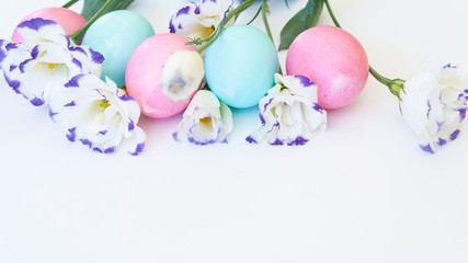Fototapeta na wymiar Easter eggs and spring flowers narcissi on white background