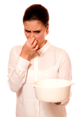 Junge Frau mit Kochtopf und Schild