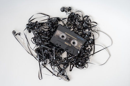 Kassette liegt auf Bandsalat