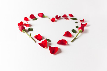 Herzform aus roten Rosenblättern und Rosenblüten, Muttertagsherz