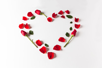 Herzform aus roten Rosenblättern und Rosenblüten, Muttertagsherz