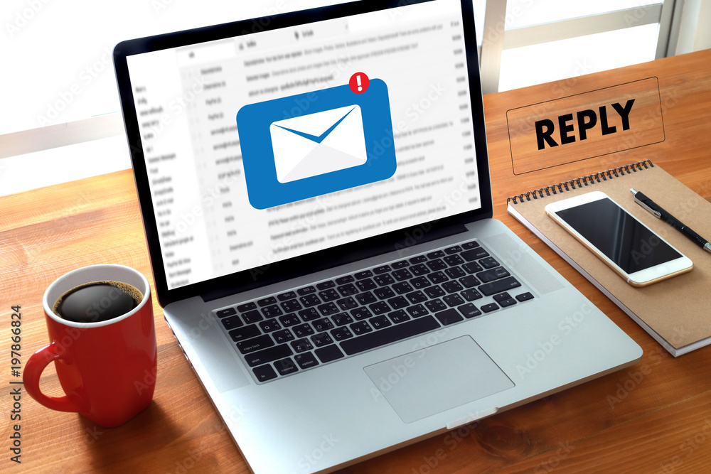 Aufkleber reply the message email on computer businessman is working to important reminder