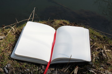 Geöffnetes Buch am Flussufer