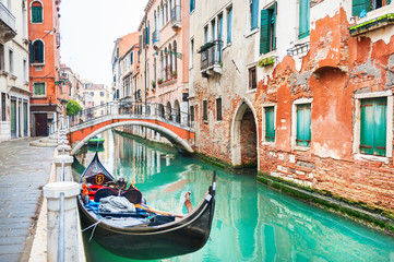 Obraz na płótnie Canvas Scenic canal in Venice, Italy.