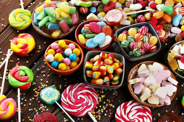 Bonbons mit Gelee und Zucker. bunte Auswahl an verschiedenen Kindersüßigkeiten und Leckereien.
