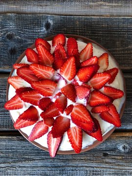 Delicious cake with fresh strawberries and cream 