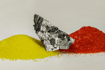 chemisches Element Chrom mit dessen Oxiden gelb und rot