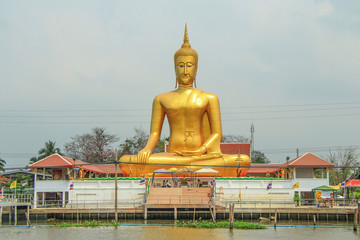 Fototapeta premium Golden Buddha State in Kohkred Island Bangkok Thailand 