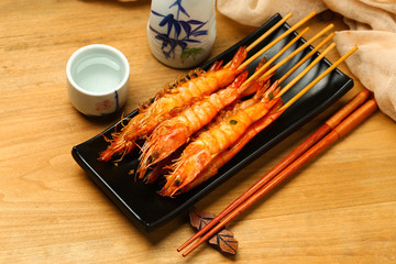 Grilled shrimp in black plate with liquor