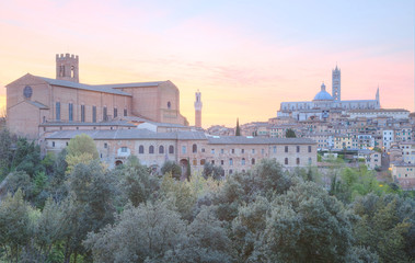 Obraz premium Beautiful panoramic view of the medieval old town of Siena at sunrise with Mangia Tower, Duomo Dome and Bell Tower ~ A UNESCO world heritage city in northern Italy ( faded color effect )