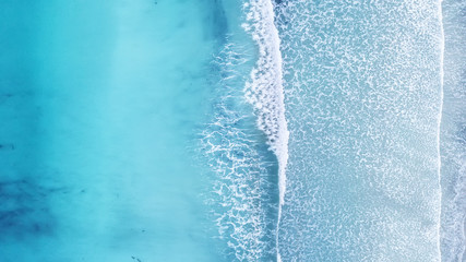 Fototapeta premium Fala na plaży jako tło. Piękne naturalne tło w okresie letnim