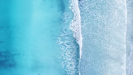 Lichtdoorlatende rolgordijnen Oceaan golf Golf op het strand als achtergrond. Mooie natuurlijke achtergrond in de zomer