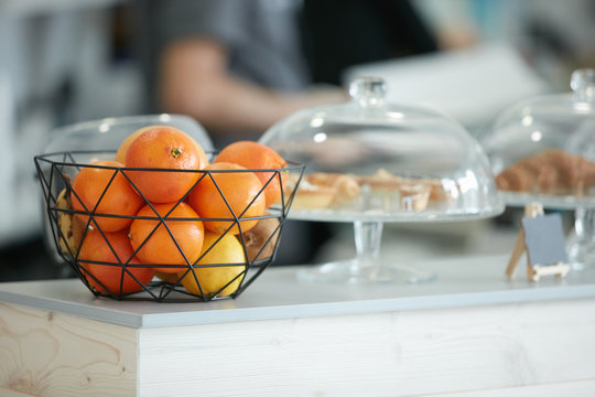 Cesto di arance su ripiano del bar